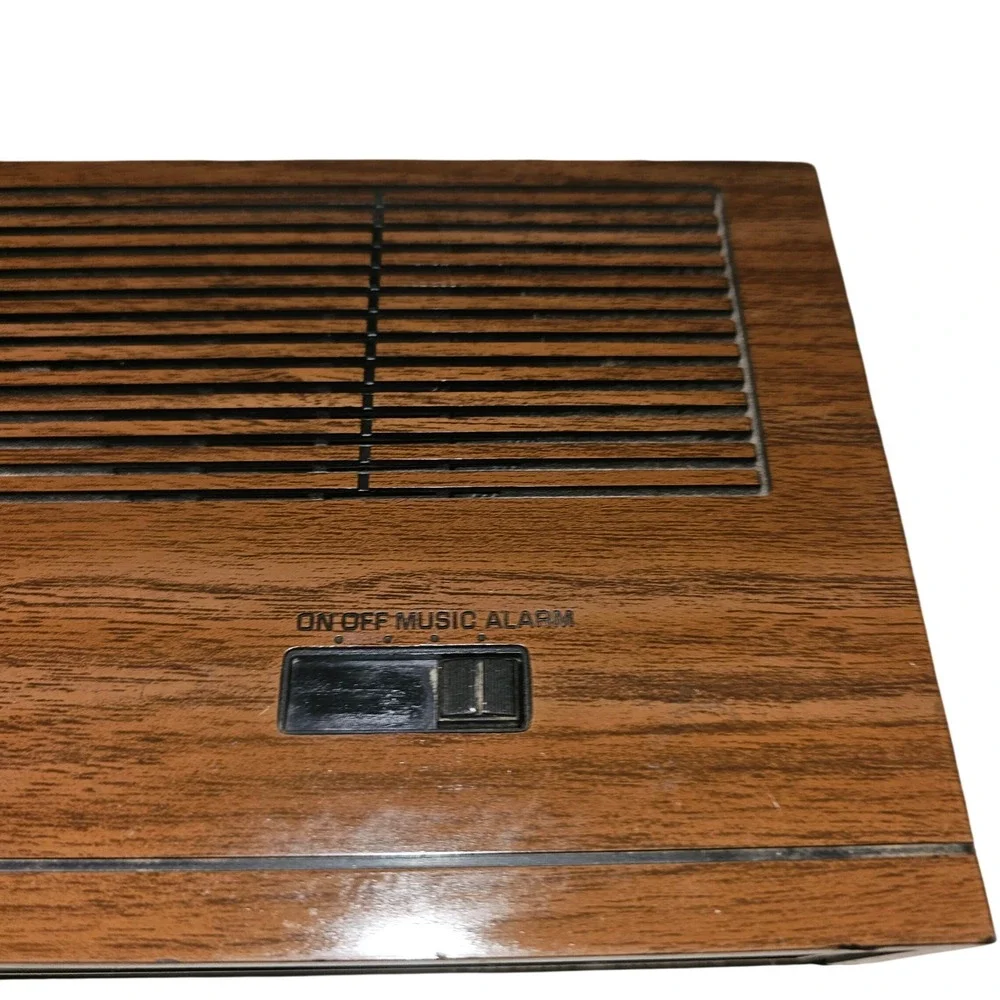 Vintage General Electric AM/FM Digital Clock Radio Walnut Grain 7-4640D analog